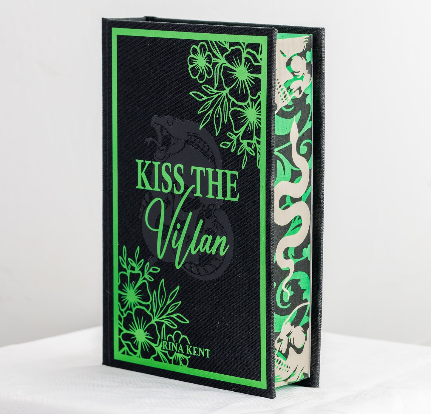 Kiss the villain (Rina Kent) Rebind